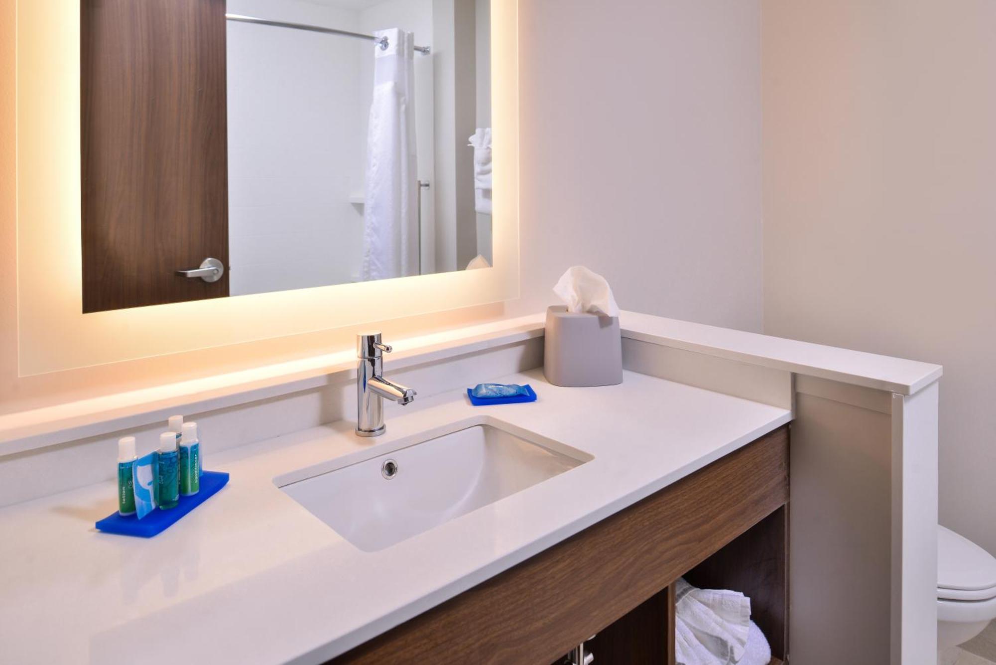 Holiday Inn Express & Suites Farmville By Ihg Bagian luar foto