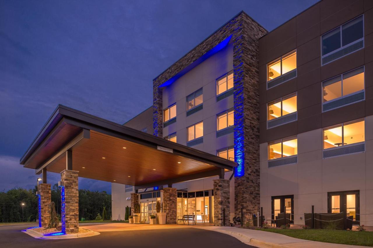 Holiday Inn Express & Suites Farmville By Ihg Bagian luar foto